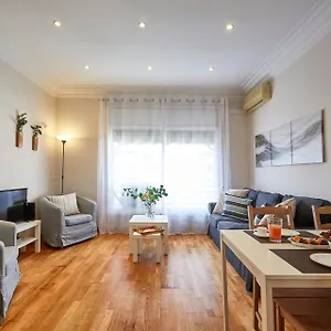 sagrada-familia-gaudi-apartment.topbarcelonahotels.com/
